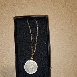 Elegant Gold Pendant Circular Necklace